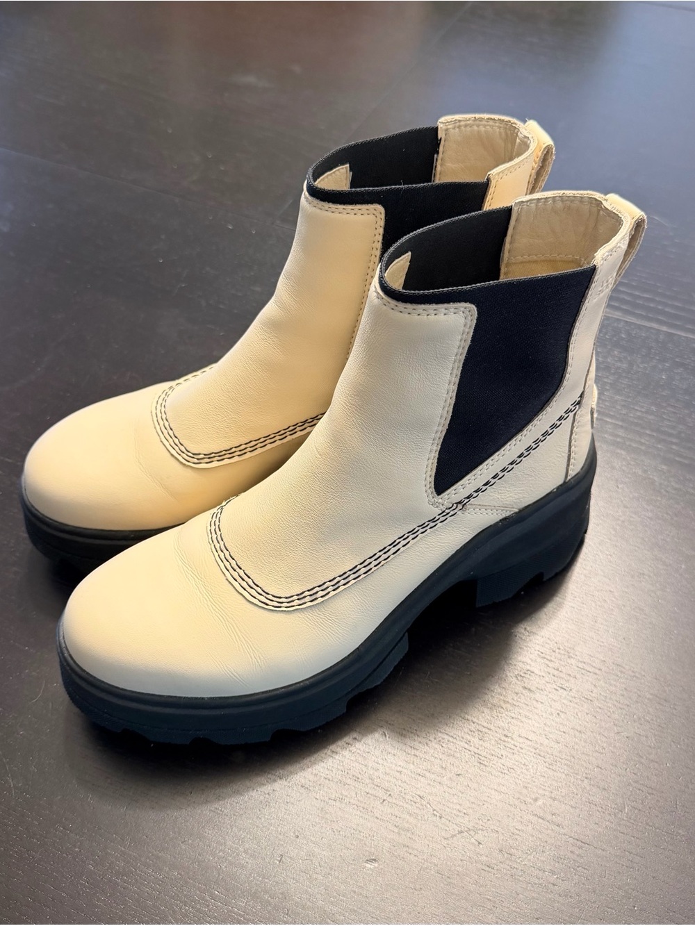 Sorel White & Black FRWD Chelsea Boot - Women’s size 9